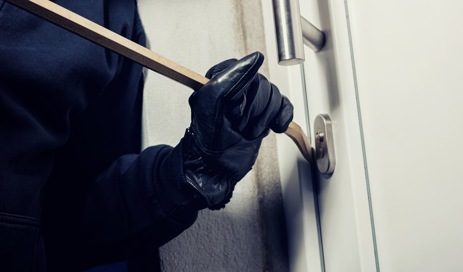 burglar-prying-open-door